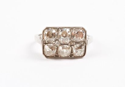 Bague en platine (850) ornée d'un plateau...