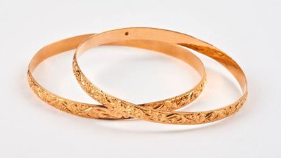 Paire de bracelets en or jaune (750) ciselés...