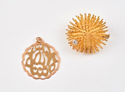 Une broche oursin en or jaune (750) ornée...