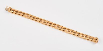 Bracelet gourmette en or jaune (750). 

Fermoir...