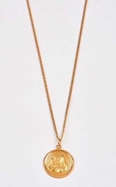 Deux bijoux en or (750) :

- chaîne.

Fermoir...