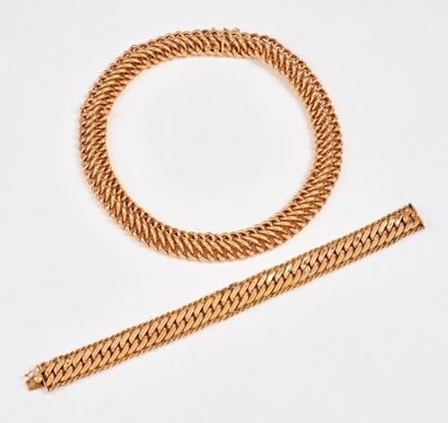 Deux bijoux en or (750) :

- un collier à...