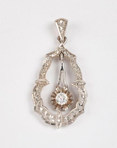 Pendentif en or blanc (585) en forme poire...