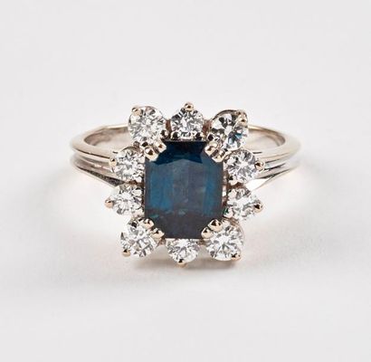 Bague en or gris (750) centrée d'un saphir...
