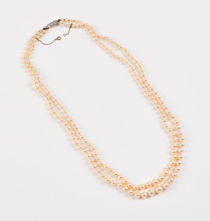 Collier composé de deux rangs de perles blanches...