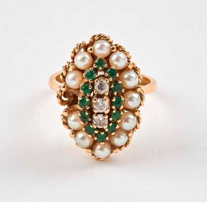 Bague navette en or jaune (750) ornée de...