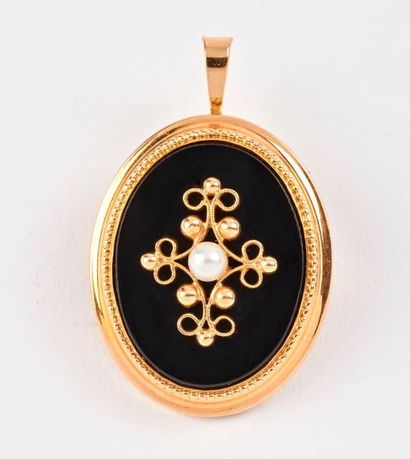Broche ovale formant pendentif en or jaune...