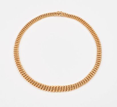 Collier en or jaune (750) à maille américaine....