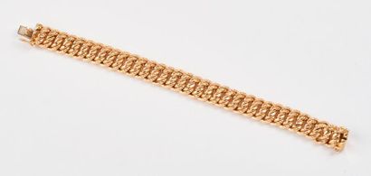 Bracelet en or jaune (750) à maille américaine....