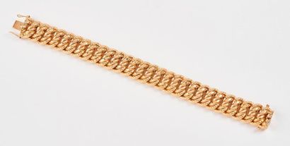Bracelet en or jaune (750) à maille américaine....