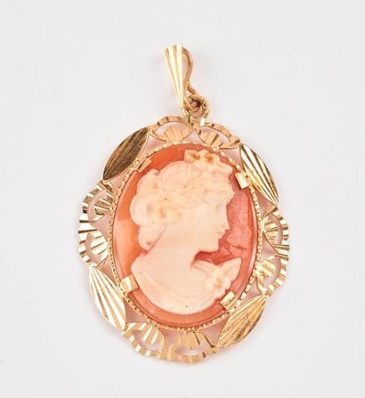 Pendentif camée en coquillage à décor d'un...