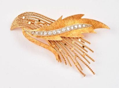 Broche en ors jaune et blanc (750) figurant...