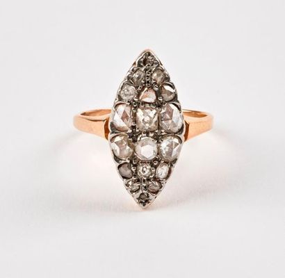 Bague marquise en or jaune (750) et platine...