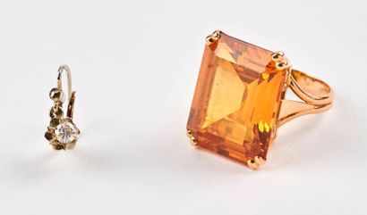 Bague en or jaune (750) ornée d'une pierre...