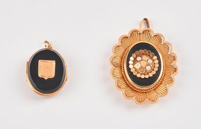 Deux pendentifs porte souvenirs ovales en...