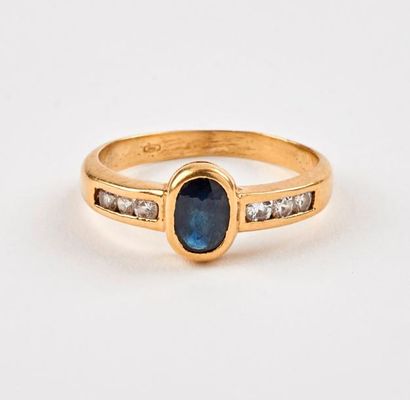 Bague en or jaune (750) ornée d'un saphir...