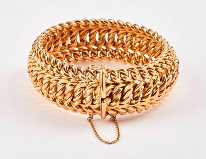 Large bracelet gourmette en or jaune (750)...