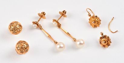 Trois paires de boucles d'oreilles en or...