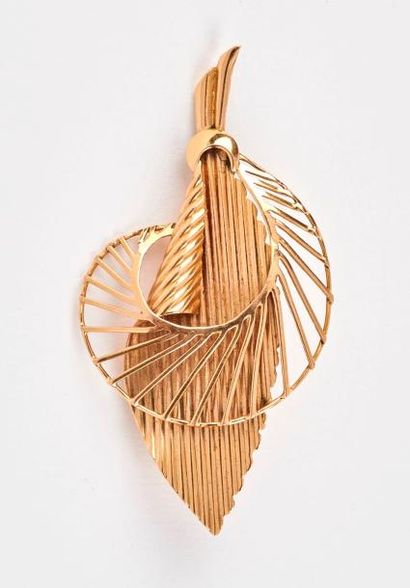 Broche en or jaune (750) figurant une plume...