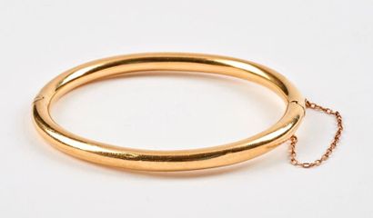 Bracelet jonc ouvrant en or jaune (750) creux.

Fermoir...