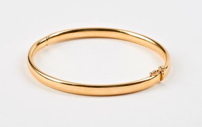 Bracelet jonc ouvrant en or jaune (750) creux.

Fermoir...
