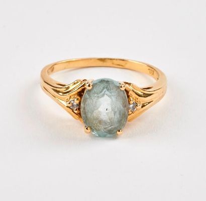 Bague en or jaune (750) centrée d'une aigue-marine...