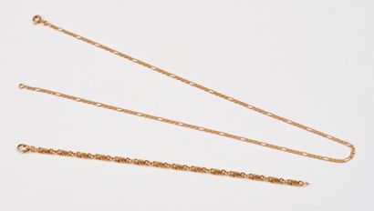 Deux bijoux en or jaune (750) : 

- une chaine...