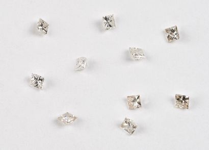Lot de dix petits diamants de taille princesse.

Pois...