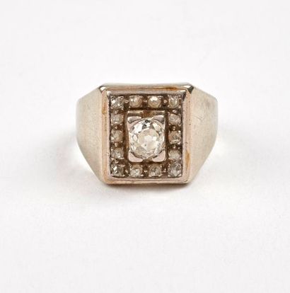 Petite bague chevalière en or gris (750)...