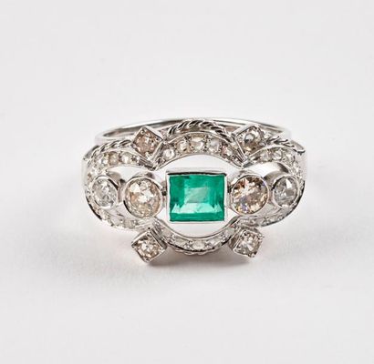 Bague en or gris (750) à monture ajourée...
