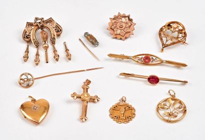 Lot de bijoux et débris de bijoux en or jaune...