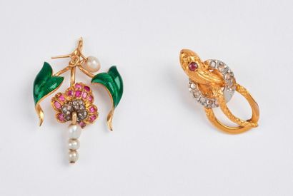 Débris de bijoux en or jaune (750) :

- d'un...