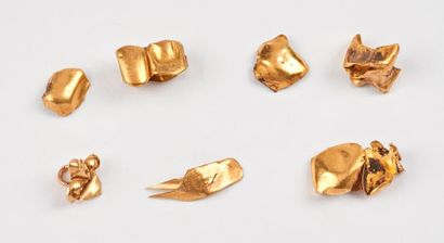 Lot de débris d'or dentaire (750).

Poids...