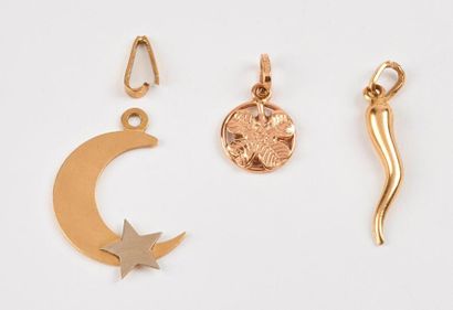 Lot de pendentifs en or jaune (750), à décor...