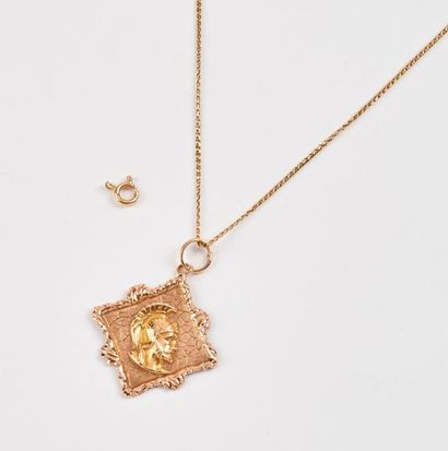 Lot de débris de chaîne et pendentif en or...
