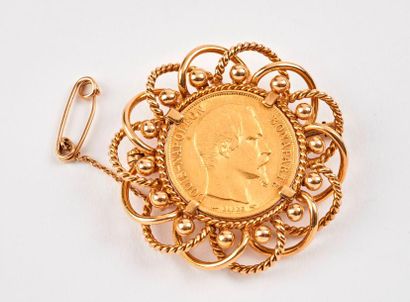 Broche en or jaune (750) ornée d'une pièce...