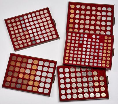 Cinq plateaux de pièces françaises en métal,...