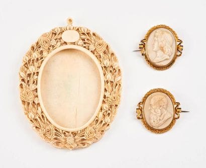 Deux petites broches en fils de métal doré,...