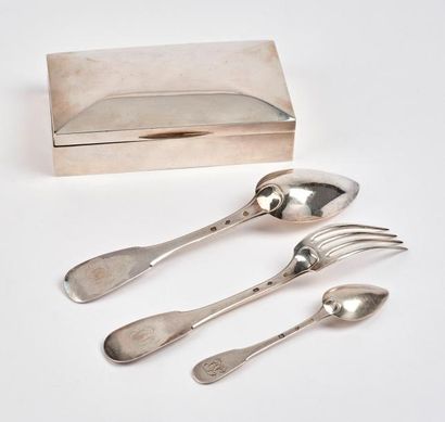 Couvert de table et une petite cuillère en...