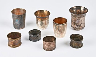 Quatre timbales et quatre ronds de serviette...