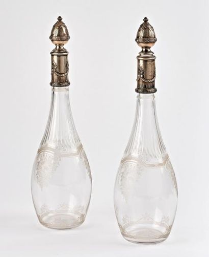 Paire de carafes en cristal incolore à décor...