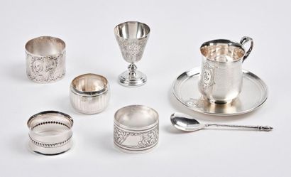 Lot d'objets en argent : 

- coquetier (950)...