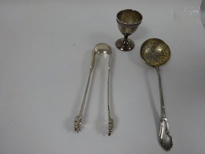 Lots d'argent (950) :

- pince à sucre, modèle...