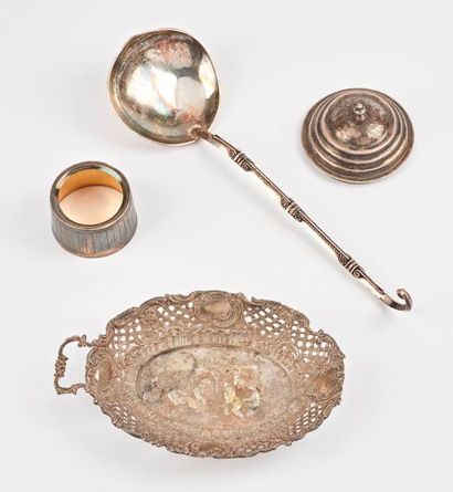 Quatre objets en argent (min. 800) :

- louche...