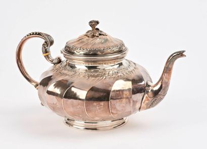 Théière en argent (950) à décor de côtes...