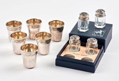 Six gobelets à liqueur en argent (950).

Intérieurs...
