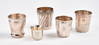 Cinq timbales en argent (950) de différents...