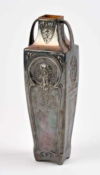 Vase quadripode en métal argenté à panse...
