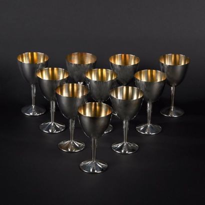PM, Italy


Dix verres à pieds en métal argenté.

Design...