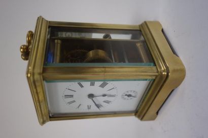 Pendulette de voyage en laiton doré et verre...